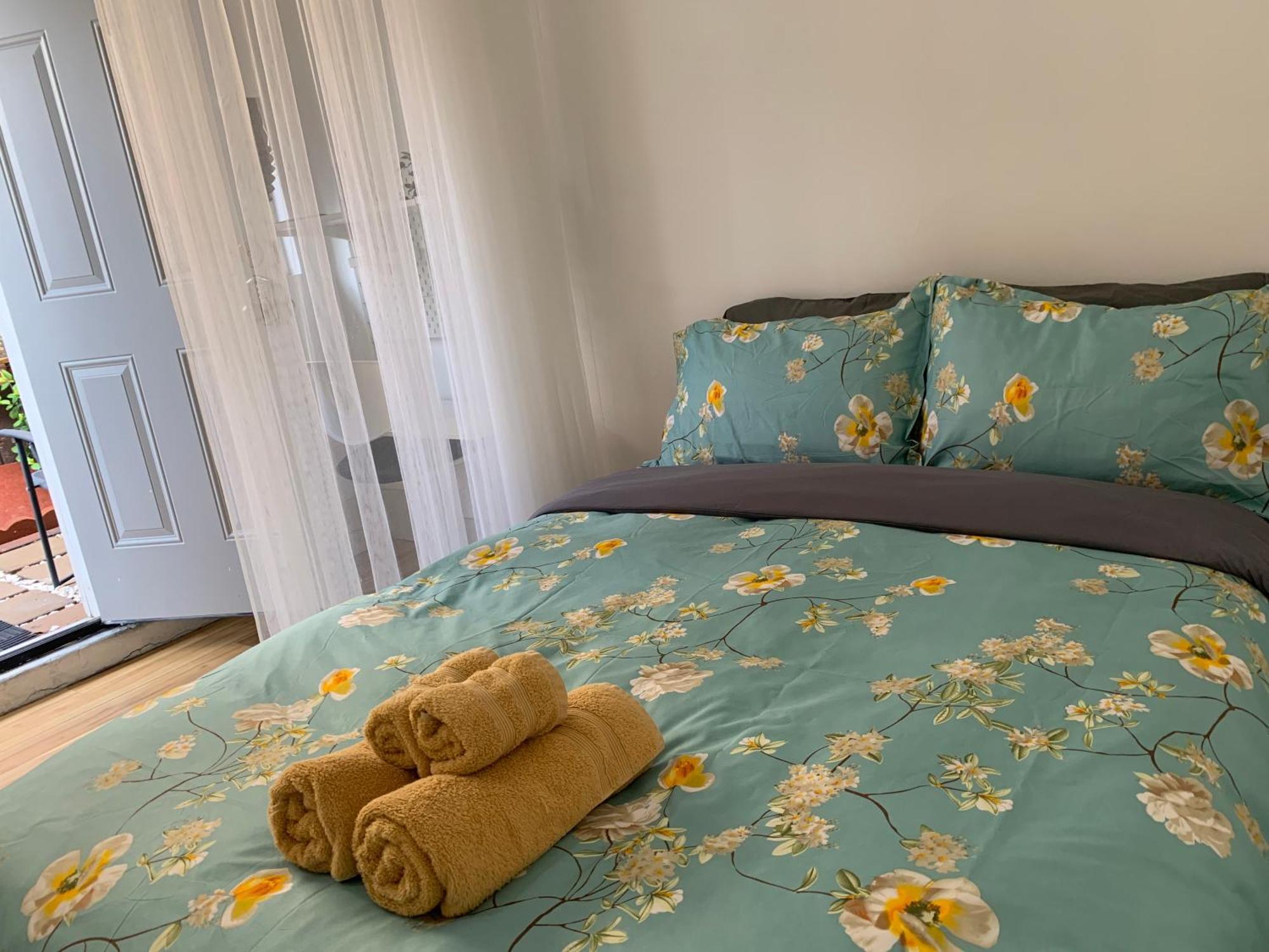 Hospedagem domiciliar Hummingbird's Retreat-one Bedroom-private Bath-private Entry Door Las Vegas