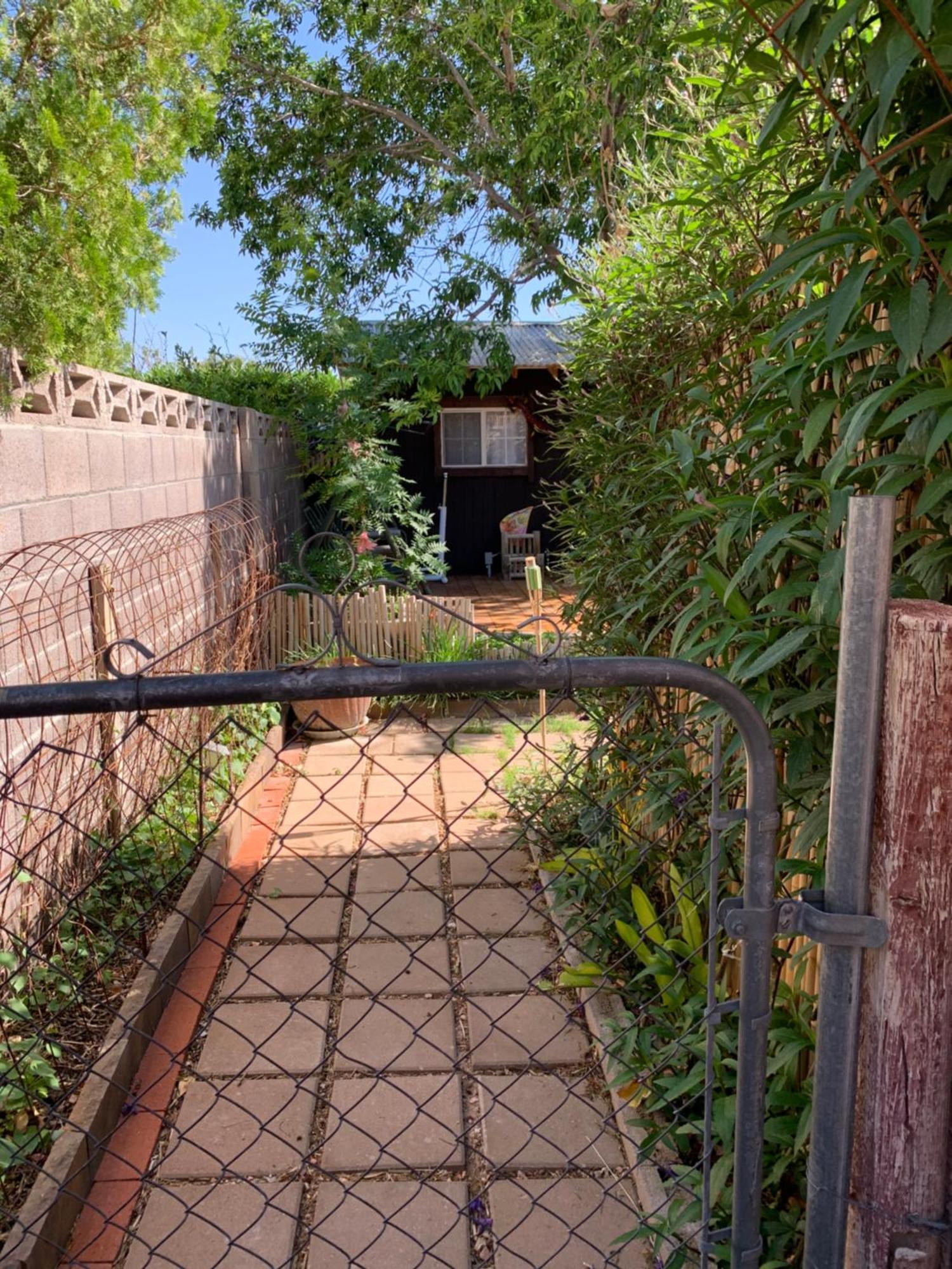 Hospedagem domiciliar Hummingbird's Retreat-one Bedroom-private Bath-private Entry Door Las Vegas